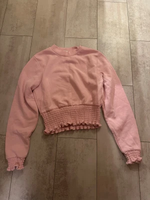 Två tröjor från New Yorker - En rosa & en gul tröja från new yorker. Priset är för båda tröjorna och INTE styckvis 