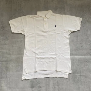 Vit Polo Ralph Lauren pike  - Jag Säljer en fet pike från Polo Ralph Lauren| skicket på tröjan är bra 8/10 | storlek M | ny pris 2000: mitt pris är 349 | skriv vid frågor och funderingar       