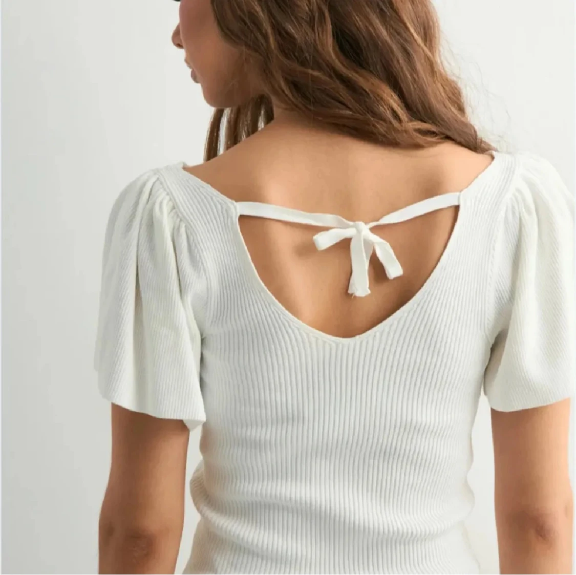 Vit ribbad topp från ONLY med puffärm och knytning i ryggen  - 2