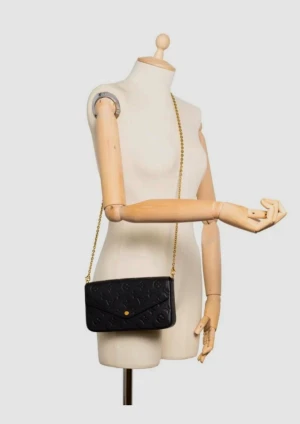 Louis Vuitton väska - Louis Vuitton handväska/axelväska i fint skick. Svart läder guldig kedja. Box ingår ✅ 