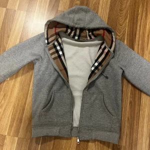 Burberry kofta  - Säljer en mycket fin Burberry kofta i strl M. Vid intresse kan pris diskuteras samt kan jag skicka fler bilder. 