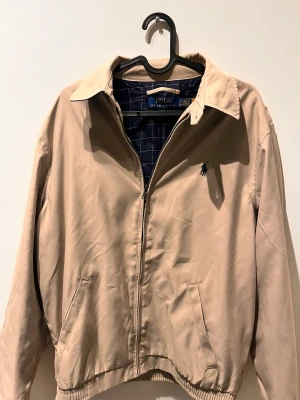 Polo vindjacka beige - Fett o unik! Helt ny så inga defekter! Bra vindjacka för vinter o höster