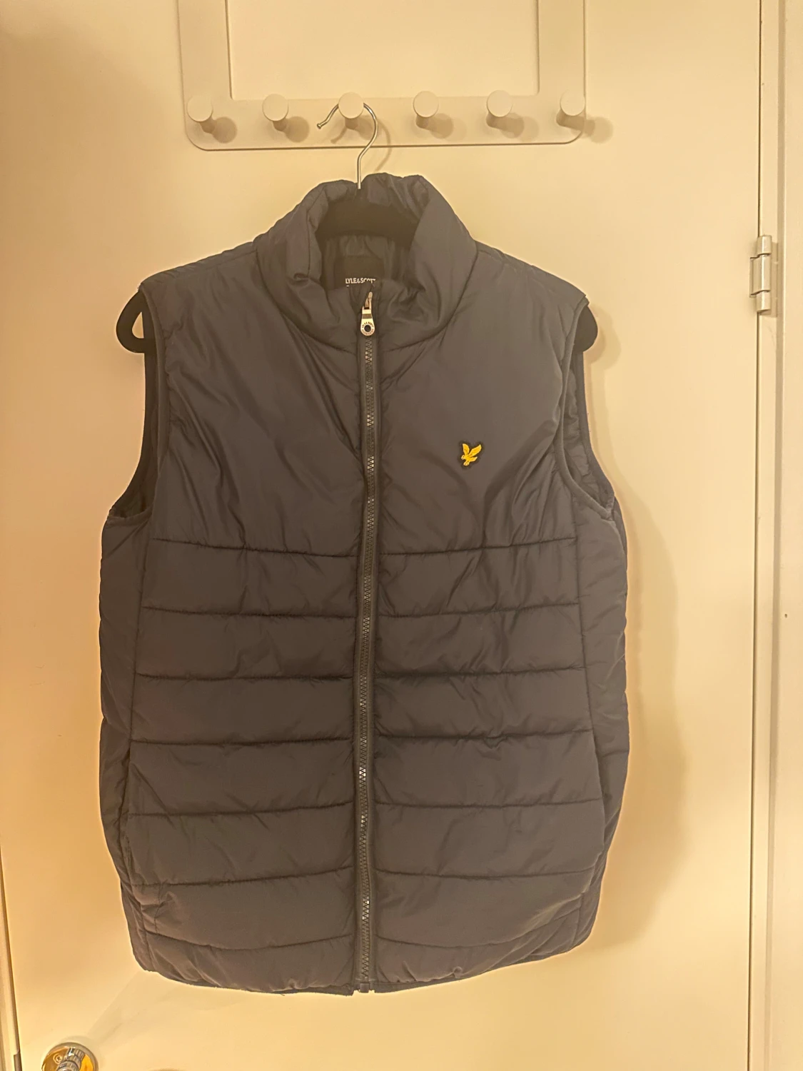 Mörkblå dunväst från Lyle & Scott