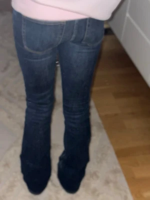  bootcut low waisted jeans - Säljer ett par jeans i mörkblå tvätt med klassisk bootcut och low waisted passform.  Sitter som xs också💕