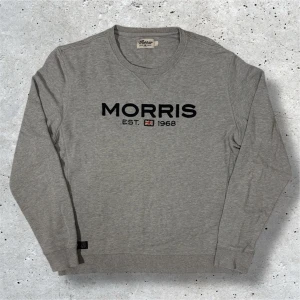 Morris tröja - Säljer denna grå Morris tröjan i stl L. Tröjan är i mycket bra skick utan några defekter. Hör av er vid intresse, pris kan diskuteras vid smidig affär!