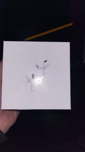 AirPods Pro (2nd generation) med MagSafe Charging Case (USB-C) - Helt nya AirPods Pro (2nd generation) med MagSafe-laddningsetui (USB-C). Aktiv brusreducering, transparensläge och anpassningsbar passform. Kompatibel med iOS, iPadOS, Apple Watch och Mac. Förseglad originalförpackning, inga synliga skador.