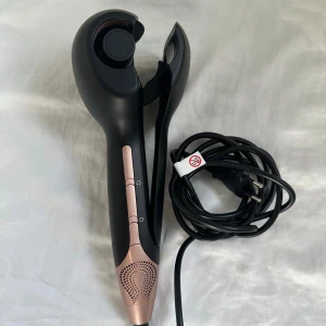 BaByliss Wave Secret Air - BaByliss Wave Secret Air.  Formar. Lockar. Kyler. Automatiskt. Ärligt talat, köpte den här begagnad men i nyskick. Saken är att jag endast testade en gång när jag köpte den ( det blev fina lockar till slut efter många misslyckade försök) men inget sen dess för jag klippte håret🙈🤷‍♀️. 