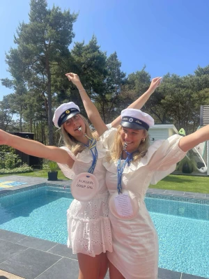 EFTERTRAKTAD STUDENTKLÄNNING - Världens finaste studentklänning som är off shoulder!! Endast använd en gång. Den är köpt 2023 och är därav ifrån en kollektion som inte går att köpa längre. Lägg gärna bud 🫰🏻🙏🏼😇 