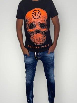 Dsquared2 jeans strl 42 blå - Helt nya.fin replika med hög kvalitet. Modellen är 175cm och väger ca 65 kg. Pris: 1299kr. Först till kvarn. Skickas inom 24h