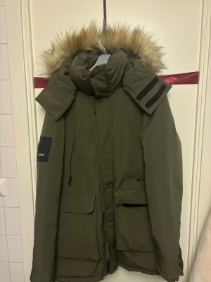 Vinterjacka grön  - Grön vinterjacka i superbra skick, inte ens använd en hel vinter. Inga tecken på slitage🥰
