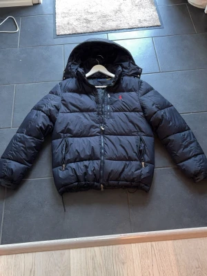 Polo ralph lauren vinterjacka - Säljer nu min polo ralph lauren vinterjacka. Den är väldigt bra skick, utöver en pytte liten skada se bild 3. Storlek: Medium. Vet ej om den e äkta där av de billiga priset men ser o känns bra ut.