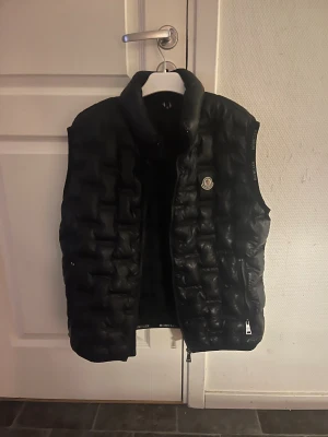 Moncler väst  - Säljer nu min moncler väst då jag har vuxit ur den och inte är min stil längre, västen är i väldigt bra skick och endast använd ett få tal gånger priset är diskuterbart vid en snabb affär och det är bara att höra av sig för fler bilder eller annat Mvh.