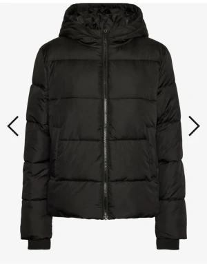 Jacka - Säljer en svart jacka från Pieces i storlek S, jättevarm och skön. 