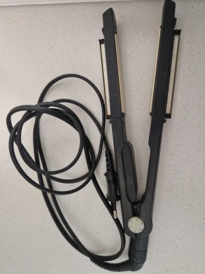 BaByliss plattång svart och silver - Elektrisk plattång från BaByliss Paris med svart plastkropp och silverfärgade keramiska plattor. Har lång sladd, vred för temperatur och knappar för inställning. Perfekt för att styla och platta håret snabbt och enkelt. Den lockar håret också. Har används och har skavanker men mycket kvar att ge. Inga andra konstigheter.