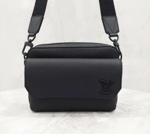 Louis Vuitton  - Louis Vuitton väska. Svart läder, dustbag medföljer. Väskan är i väldigt fint skick
