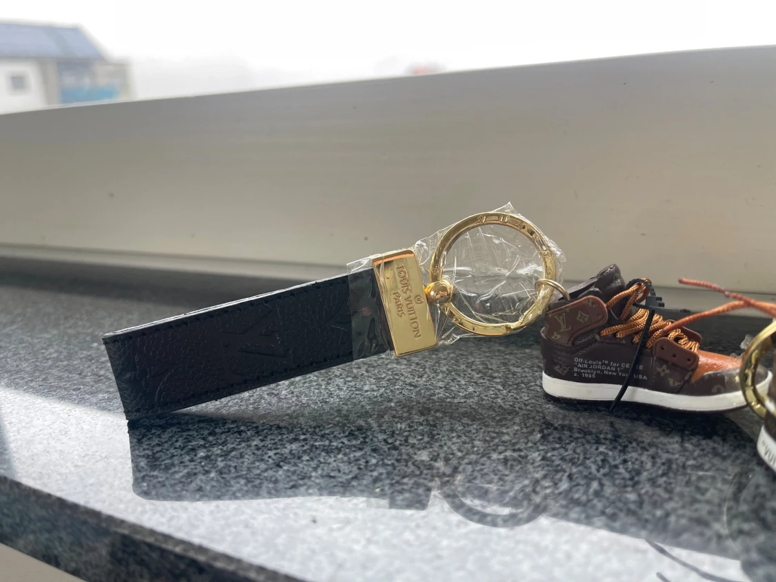 Nyckelring med Vuitton sneaker - 3