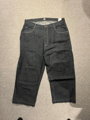 Southpole Urban Active baggy jeans - Säljer ett par mörkblå jeans från Southpole. Riktigt feta o jävligt baggy använda i typ 1 månad w36 L32