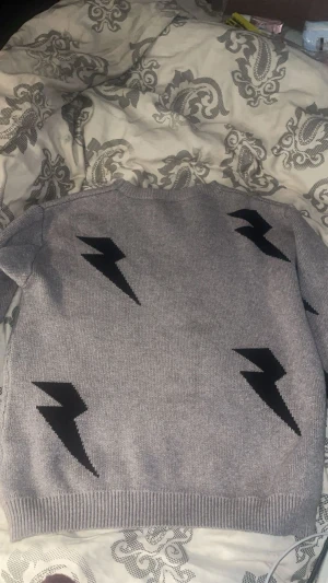   Stockholms stil tröja  - En jätte fin grå tröja med detaljer på! Tyvärr står det ingen lapp på tröjan men skulle gissa att den är S-Xs