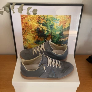 Maison Margiela grå sneakers i mocka och skinn - Säljer nu dessa asfeta mm skor då dem inte passar mig. Använda ändå ett bra tag då det knappt syns förutom på innersulan plus att lådan är defekterad. Nypris runt 10 000 mitt pris 3249😁