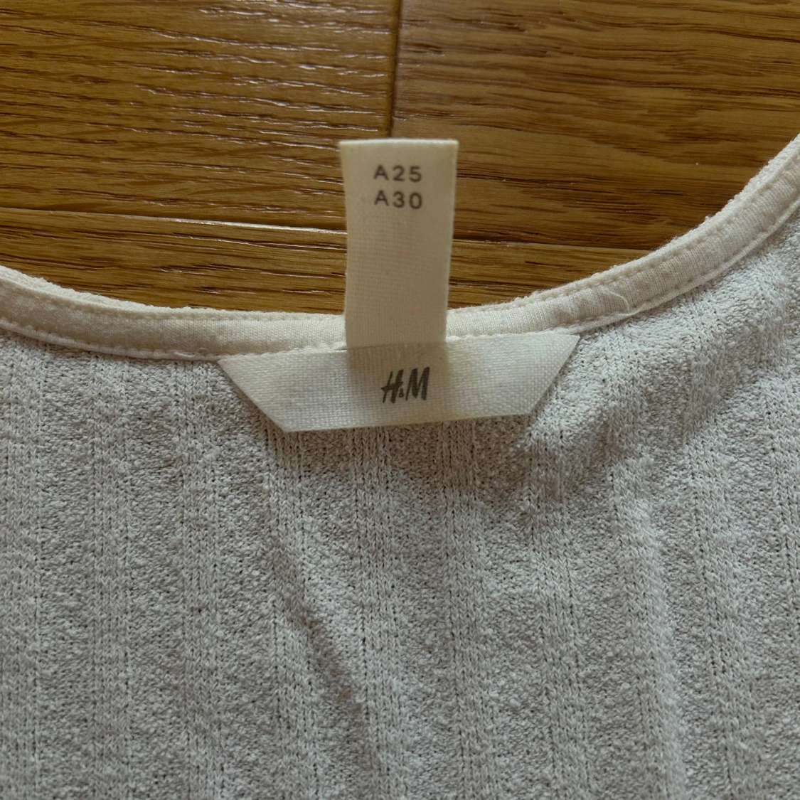 Vit ribbad topp med knappar från H&M - 2