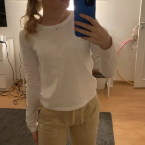 Vit långärmad tröja från Zara - En basic vit långärmad tröja från Zara med rund halsringning. Tröjan har en enkel, clean look som passar till allt. Perfekt att styla med jeans eller mjukisbyxor för en chill vibe.