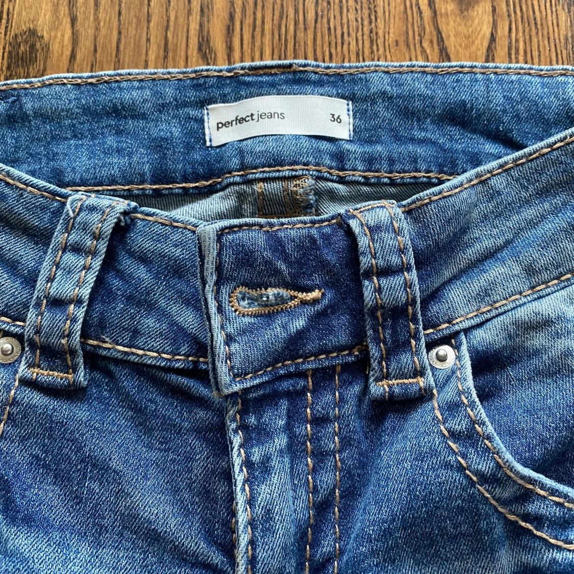 Blå bootcut jeans med slitningar - 2