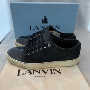 Svarta Lanvin cap toe - Säljer nu dessa Svarta Lanvin cap toe i uk 8 som passar 42-43 där box ingår men ej dustbag, skriv för fler bilder/frågor🙌🏼