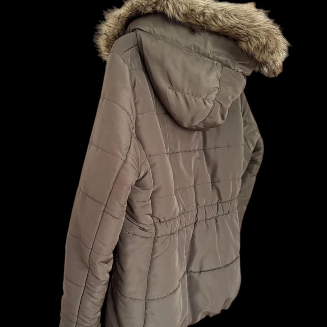 Grå pufferjacka med fuskpäls - 1