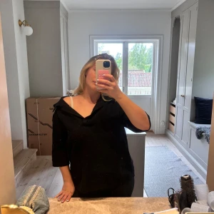 Svart stickad tröja med krage - Mysig svart stickad T-shirt- tröja👛👛