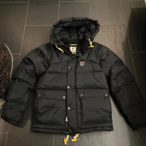 Fjällräven Expedition XS - Säljer en svart Fjällräven Expedition jacka | Storlek Xs | den mindre modellen inte det jättestora! | Nypris 6999kr | Skick 9,5/10 inprincip ny | Kom med bud | Pefekt inför vintern 