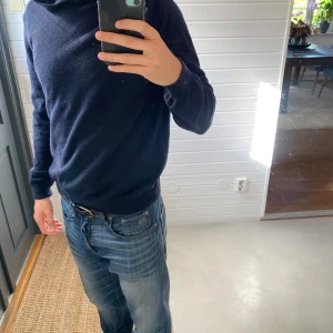 Oscar Jacobson Kashmir hoodie - En skit snygg marinblå Kashmir hoodie från Oskar Jacobsson i storlek M, jag väger 72 kg och är 182 cm lång. 