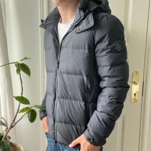 Grå j.lindeberg dun jacka M - Grå j.lindeberg dun jacka M, inga defekter. Riktigt skön och varm! Modellen är 180,75 kg. Perfekt för hösten / vintern 😊