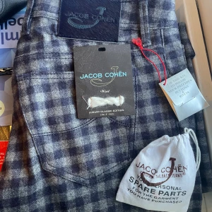 Rutig ullbyxa från Jacob Cohën - Säljer mina helt nya Jacob Cohen byxor i 100% Ull. De är helt nya endast prövade, allting originell kommer med. Väldigt sköna men samtidigt eleganta. Storlek 32