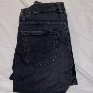 Svarta bootcut jeans - svarta perfect jeans. Kan diskutera pris!