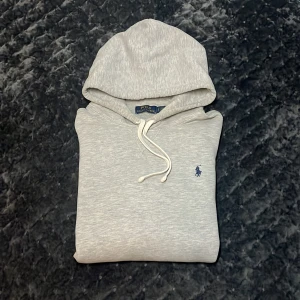 Ralph Lauren Hoodie - Tja! Säljer nu denna galet feta Ralph Lauren Hoodien i toppskick (9/10)! Den är i storlek L, Fits=M/L! Äkta, nypris 2200kr, qr-kod stödjer autentisering. Inga som helst defekter. Hör av dig vid minsta fråga eller fundering!🌟