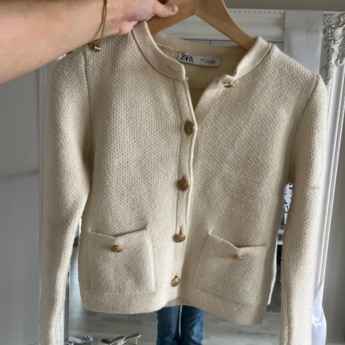 Beige kofta från Zara med guldknappar - 1