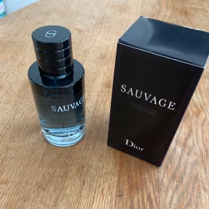 Dior Sauvage Eau de Toilette - Dior Sauvage Eau de Toilette – en ikonisk doft i snygg flaska. Perfekt för dig som vill sticka ut och göra intryck. Snygg design och populär bland unga. Volym och ingredienser syns ej på bilden.