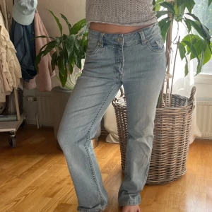Snygga jeans - Snygga lowwaist jeans från Lindex, size 38 short, jag är 158 som referens men de är för långa och stora för mig. Passar någon som är ca 160 och använder 36-38 i kläder. Kan skicka exakta mått vid intresse. Fint skick! Pris 280kr.
