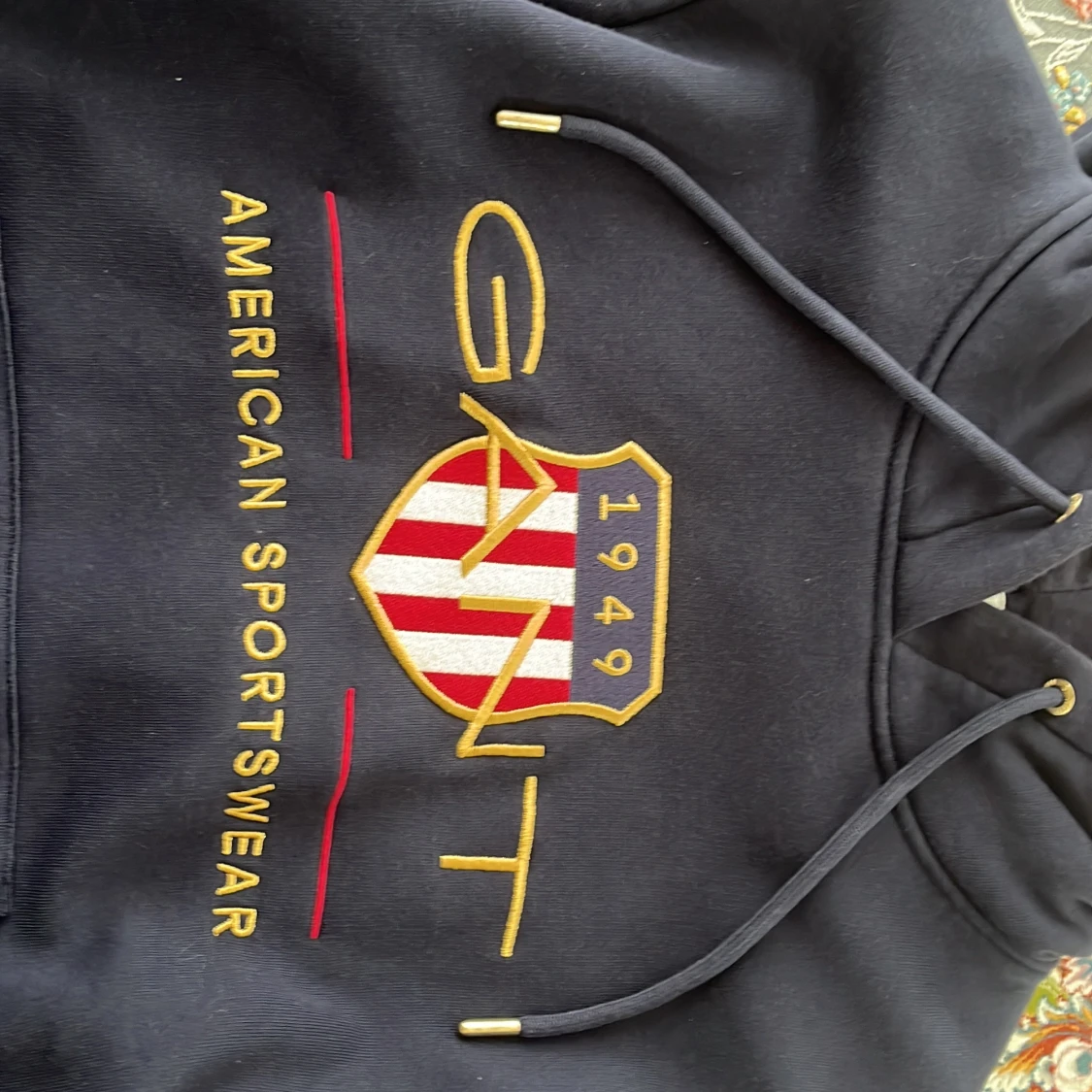 Marinblå hoodie från GANT med brodyr - 2