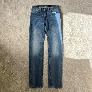 Blå jeans - Snygga blå jeans i klassisk blå tvätt med lätt slitning och raka ben. Jeansen har fem fickor, gylf med dragkedja och är tillverkade i mjukt denimtyg. Perfekta för dig som behöver ett par snygga jeans att ha till vardags! Jeansen är storlek W28/L32 och har en slim passform.  Inga defekter och ett pris som ingen kan motstå! Skriv vid minsta intresse. MVH DC 🔹