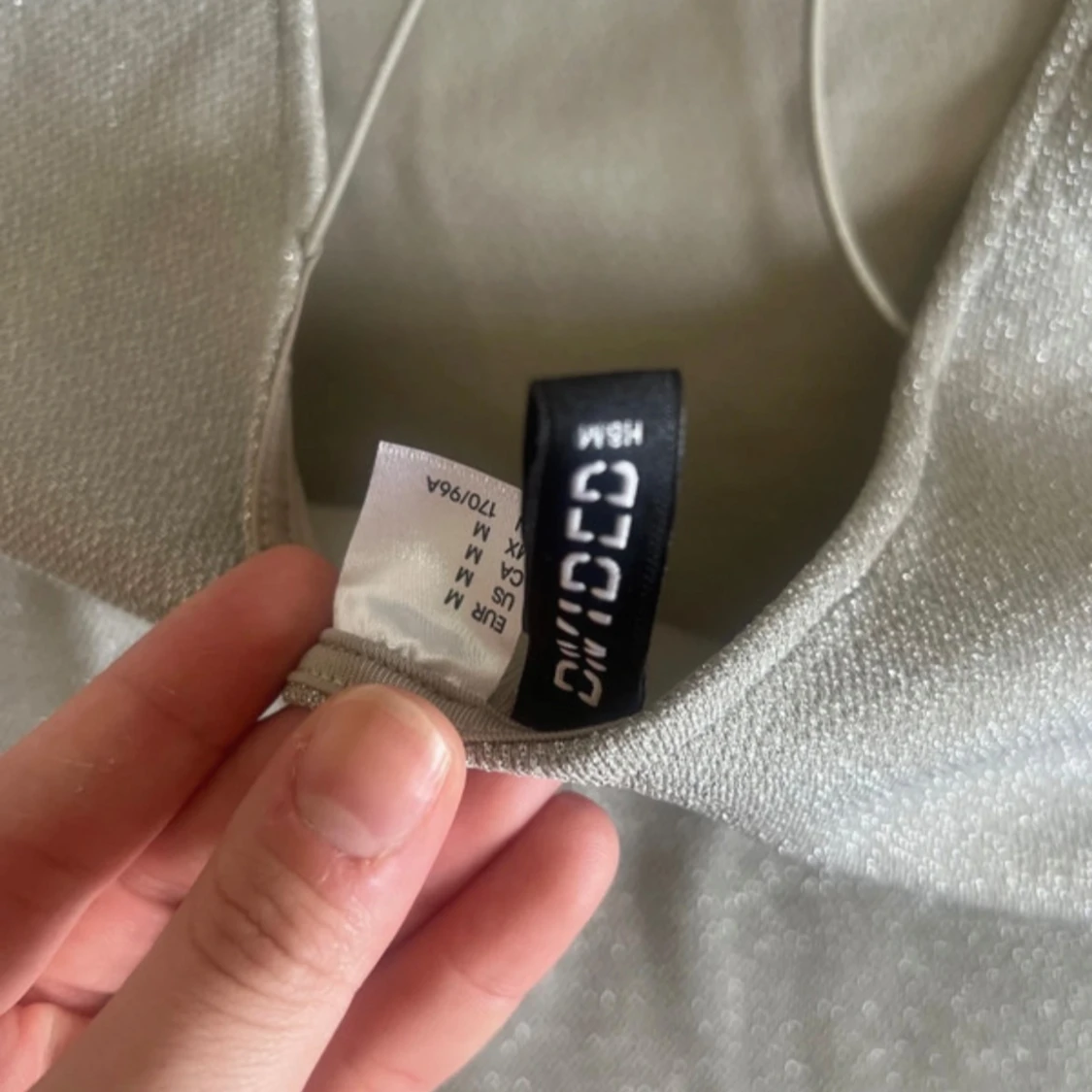 Glittrig silverklänning från H&M Divided - 2