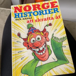 Norgehistorier och annat att skratta åt - En samling roliga Norgehistorier och andra skämt som garanterat får dig att skratta! Perfekt för dig som gillar vitsar, dråpliga historier och vill ha något lättsamt att läsa och dela med vänner. Boken bjuder på klassiska historier om Ole, Terje och Bjarne samt andra roliga inslag.