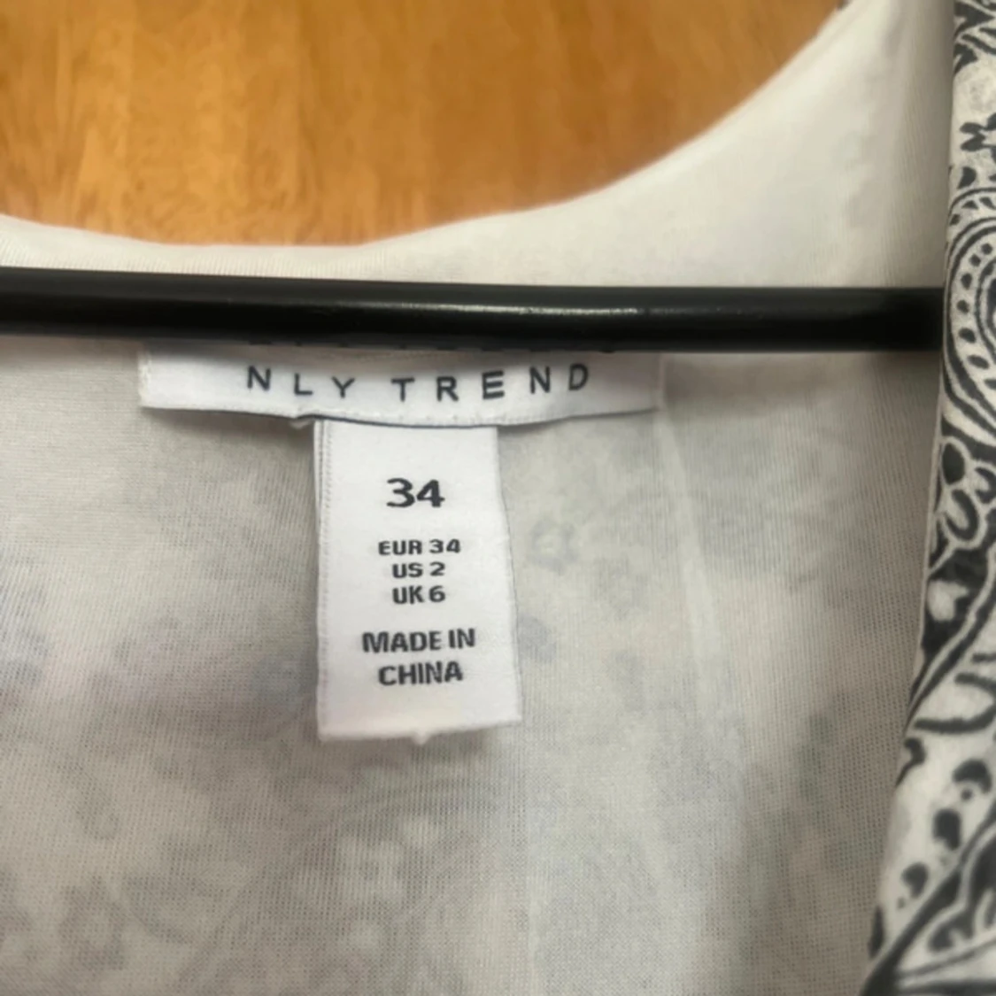 Vit paisleymönstrad klänning NLY Trend - 1