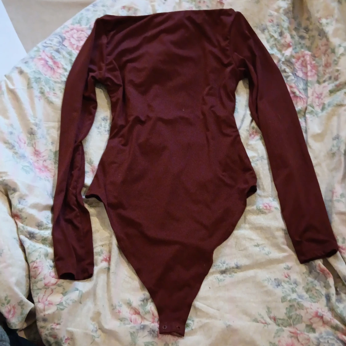 Vinröd långärmad body från H&M - 1