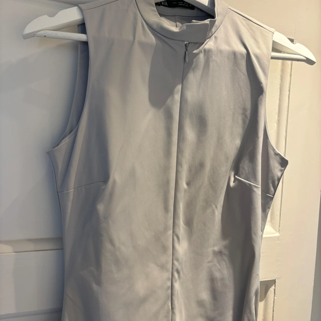 Ljusgrå ärmlös klänning från Zara - 2