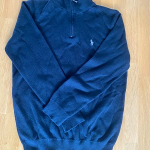 Marinblå half zip tröja Polo Ralph Lauren - Skön half zip från Ralph lauren. Skick 9/10 och pris kan alltid diskuteras!