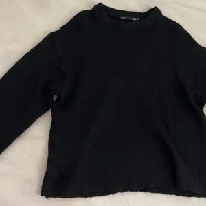 Svart stickad tröja från 157 XS - Absolut inget fel på den men är använd💗.