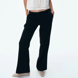 Svarta kostym linnebyxor😻 - Svarta kostymbyxor i linne material. Jättefin passform, dom är mid/low waist och passar mig super bra i längden som är 167cm. Dom är små i storleken och passar mig som har 42-44 i jeans🥰prislapp sitter kvar.