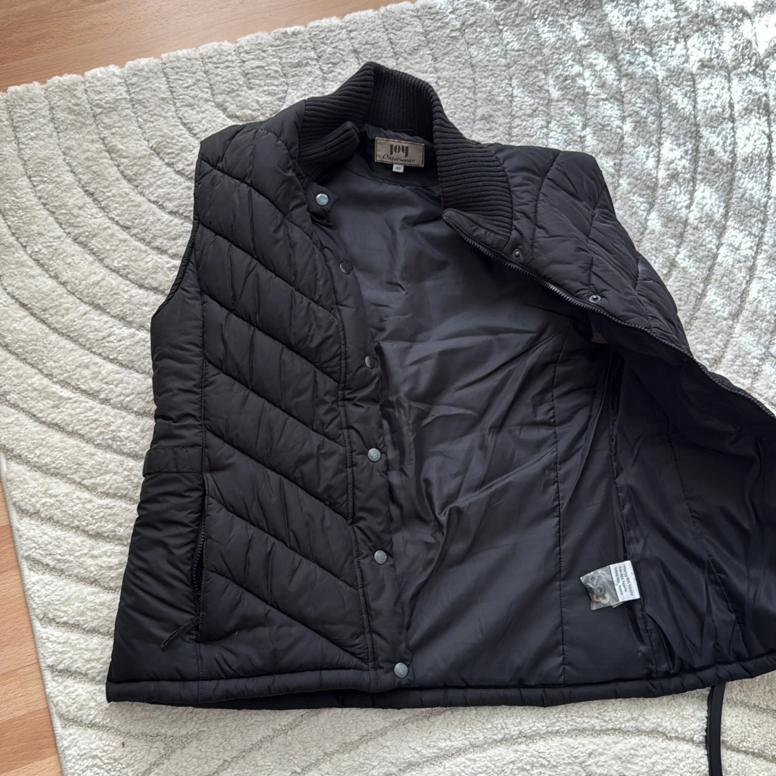 Svart quiltad dunväst från Joy - 3
