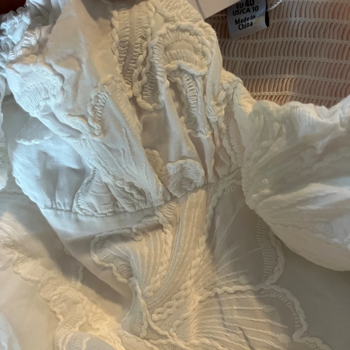 Vit kortklänning med puffärmar - 2